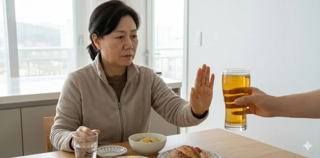 간수치 낮추는법 실천을 위해 식탁에서 시원한 맥주잔을 단호하게 거절하고 있는 모습
