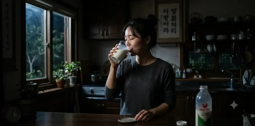 속쓰림 우유 대처법이 오히려 독이 된다는 사실을 모른 채 찬 우유를 들이켜는 모습