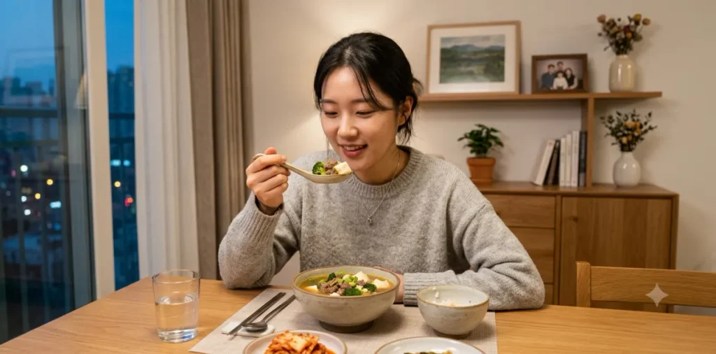 생리 기간 근손실 대처법, 생리중 몸무게 증가 막는 식단 6 따뜻한 소고기 순두부 요리로 생리 기간 철분 단백질 보충 음식을 챙기는 장면